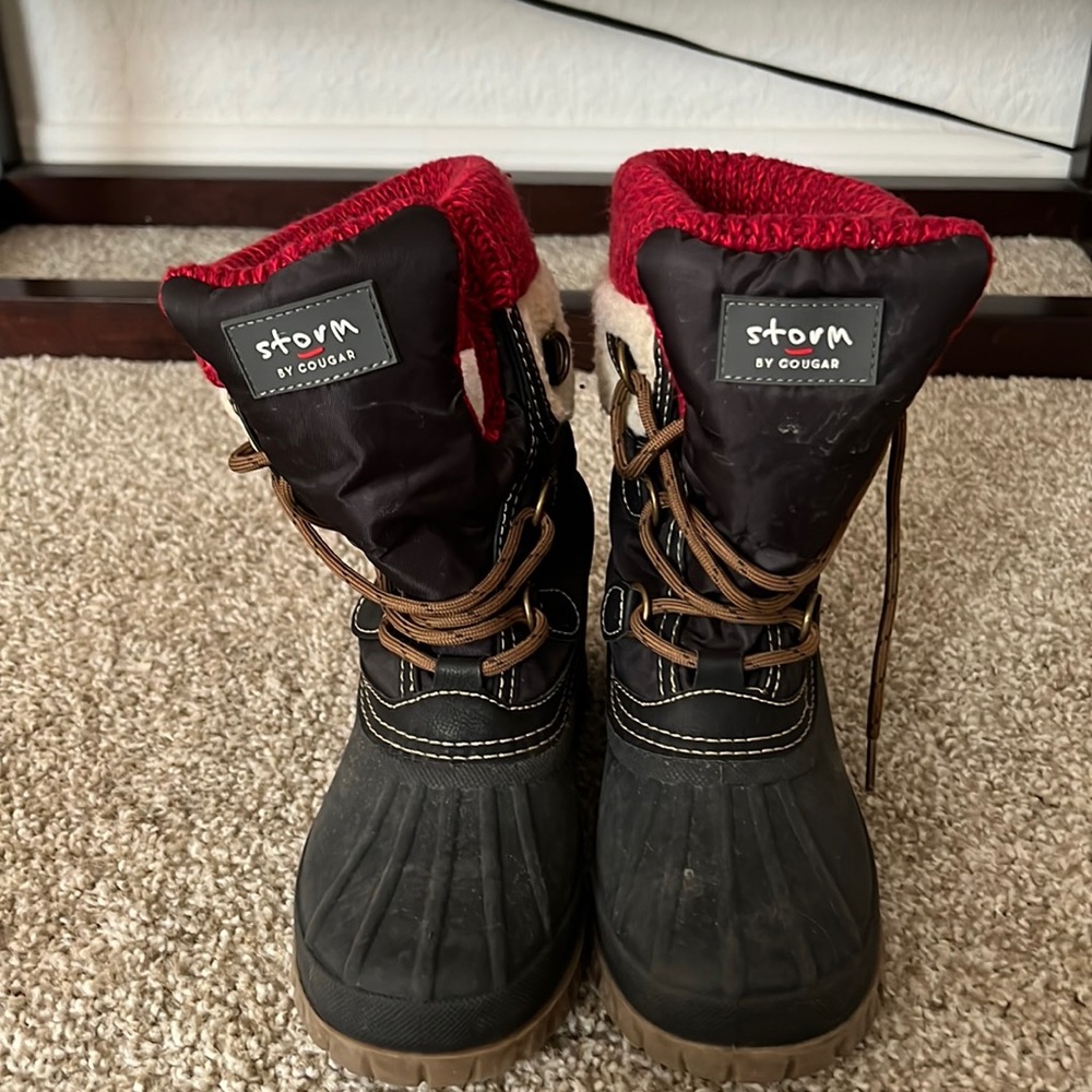 Winter boots waterproof on the bottom